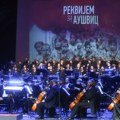 Održan koncert "Rekvijem za Aušvic" u Narodnom pozorištu: Tridesetak pari cipela simbolično na rubu pozornice