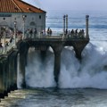 Ogromni talasi u Kaliforniji, povređeni posmatrači, zatvorene plaže i luke