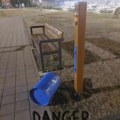 Vandalizam u parku ispred TC Delta Planet. Maloletnici lomili kante