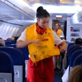 Zašto stjuardese sede na rukama pri poletanju aviona? Kad čujete pravi razlog sedećete i vi