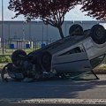 Povređeni majka i sin (14): Stravična nesreća u Nišu: Automobil udario u drvo, pa se prevrnuo na krov (foto, video)