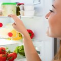 Ову налепницу у фрижидеру нико Не примети Баш она је разлог што вам се храна квари, ово морате знати!