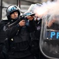 Suzavac, vodeni topovi, kamenice i vatra u Buenos Ajresu – veliki protesti zbog Mileijevih reformi