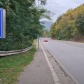 "Srečan put": Albanci uklonili table na ćirilici kod Zvečana i postavili nove sa slovnom greškom (video)