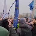 Incident na protestu u Novom Sadu: Gurali se i koškali zbog zastava EU