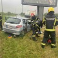Jedna osoba ostala zarobljena u slupanom vozilu! Stravična nesreća kod Kragujevca: Vatrogasci spasili povređene, morali da…
