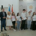 “RUKA NADE”: Dvanaestoro talentovane dece dobilo stipendije od Rotari kluba Pirot