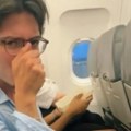 Pokušao je da shvati šta smrdi u avionu, a onda je kamera zumirala ispod sedišta: Snimak je razbesneo mnoge