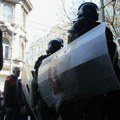 Oglasio se MUP o neredima u Novom Sadu: Povređen policajac u napadu na prostorije SNS