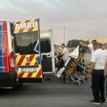 (Foto) teško povređen vozač motora na obilaznici oko Čačka: Sudario se sa automobilom, zadobio povrede glave, krv i na…