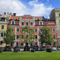 VIDEO Pogledajte kako izgleda hotel košarkaša Srbije: Ovako je izgledao dolazak u Rigu, pored policije stigli u bazu