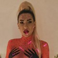 Jovana Jeremić skoro gola slavi rođendan: Ruke kriju intimne delove, a krila od zlata! Iskopirala ovu pevačicu