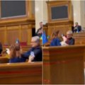 Opšti haos u Vrhovnoj radi, lete udarci i plakati: Poslanik napada koleginicu dok se peva himna Ukrajine, zahtev za smenu…