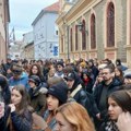 „Знам да вичете Јелена, а мислите на Универзитет“: У Новом Саду протест подршке професорки Клеут ВИДЕО