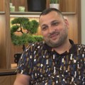 Ima šestoro dece i svakom će da kupi po stan. Naš pevač vozi auto od 100.000 evra, sad otkrio kako sve postiže: "Upada i brat…