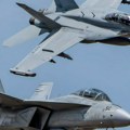 Spektakularni snimci sudara: Dva EA-18G Growler zakačeni u vazduhu i zajedno se ruše ka zemlji