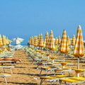 Na popularnoj plaži zabranjeni peškiri: Kazne do 5.000 evra za nošenje peska i školjki