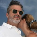 Sergej Trifunović i Isidora se skinuli na plaži: Glumac i njegova 24 godine mlađa supruga zapalili mreže slikom sa mora, ona…