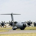 Francuska: vojni avion za obuku prinudno sleteo na magistralni put i zapalio se