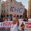 FOTO: Novosađani na Trgu slobode slave što je Vučić otkazao skup SNS-a
