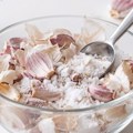 Svi bacamo ljuske belog luka, a mogu biti veoma korisne: Samo im dodajte sodu bikarbonu