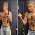 Robi Vilijams se skinuo i pokazao isklesano telo u 52. godini: Žena ga snimila, a zbog nadimka gore mreže