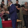 Milo na biračkom mestu sa suprugom, sinom, snajom i unukom: Đukanović više ne glasa kao predsednik države i partije…