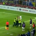 Skandal! Ronaldo napadnut u Zenici: Ovako je navijač BiH uleteo na teren i napao Portugalca