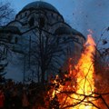 Naveče badnjeg dana Održano tradicionalno paljenje Badnjaka ispred Hrama Svetog Save u Beogradu (foto/video)