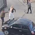 Brutalan okršaj nasred ulice u Beogradu: Žena urla na muškarca kome je glava krvava, a pored mladić mlatara štanglom…
