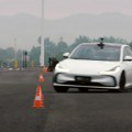 Као по шинама: Кинески електрични ауто рекордно брзо на "тесту северног јелена" ВИДЕО