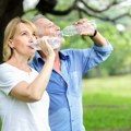 "Nemojte piti vodu iz flašice, opasno je": Doktor upozorava na štetnost plastike, evo šta je rešenje tokom vrućine (video)