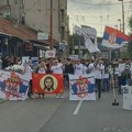 Veža grupa mladića sprečava ulazak na festival „Mirdita“ i maše srpskim zastavama, policija blokirala ulicu