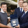 Dačić uručio plaketu za hrabrost Milošu Jevremoviću