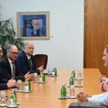 Vučić Sa predsednikom uo Mercedes-Benc Grupe: Srbija nezaustavljivo raste, otvarajući potencijale za najveće igrače (foto)