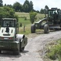 Vojska Srbije popravljala puteve i dostavlja pijaću vodu na Pešteri