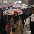 Građani oterali grupu mladića s kapuljačama sa protesta