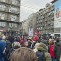 Studenti u petnaestominutnoj blokadi saobraćaja ispred Pravnog fakulteta (FOTO)