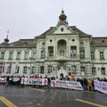 Prosvetni radnici grada Zrenjanina održali javni čas ispred Gradske kuće