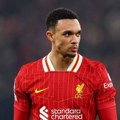 Da li je legenda kluba zaslužila Ovo? Navijači Liverpula pale dres najboljeg engleskog beka, budućeg člana Real Madrida…