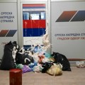Užičani ostavili smeće ispred prostorija SNS-a i poručili: „Smeće smeću“