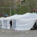 НУНС: Надлежни да пронађу особе које су напале новинарку Фонета испред Скупштине Србије