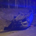 Auto se prevrnuo na krov nasred ulice u Rumi: Vozilo totalno razlupano i ulubljeno (foto)