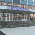 Srušio se deo plafona na ulazu u Sportski centar Pinki u Zemunu, građani zabrinuti za bezbednost dece koja tu dolaze