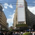 Počelo uklanjanje banera sa Palate "Albanija"