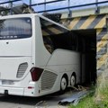 Skandalozna greška vozača! Autobus pun putnika se zakucao u podvožnjak, krenuli iz Linca i doživeli pakao na odmoru (foto)
