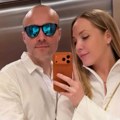 Ćerka sa tri meseca stilizovana od glave do pete Aca Sofronijević sa ženom i bebom na moru: Podelio sliku sa ležaljke i…