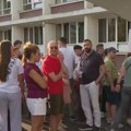Protest roditelja učenika Jovine ispred Mašinske škole u Novom Sadu: "Direktor Stojković uništava školu"