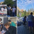 Studenti predstavljaju svoj program na štandu u Mirijevu, štand naprednjaka nekoliko metara dalje