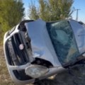 Jeziv udes u Karađorđevu! Automobil zakucao u banderu pa se prevrnuo! Totalna šteta na vozilu! (video)